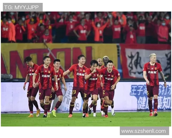 广州富力迎战河北华夏幸福争夺中超联赛关键三分之战